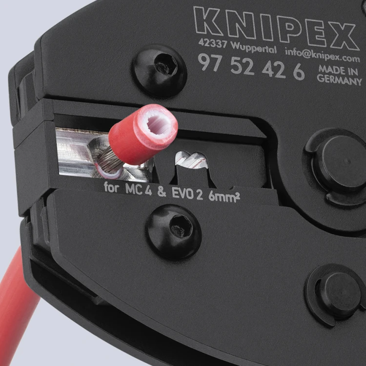 Szczypce do zagniatania łączy MC4 I MC4 EVO 2 Knipex - w użyciu - 5