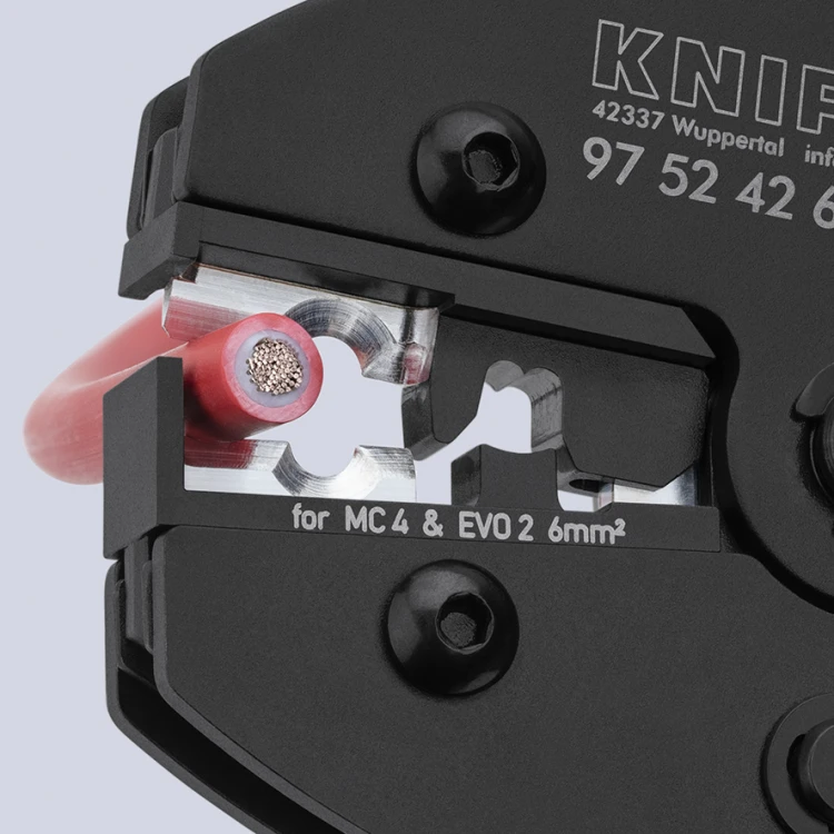 Szczypce do zagniatania łączy MC4 I MC4 EVO 2 Knipex - w użyciu 6