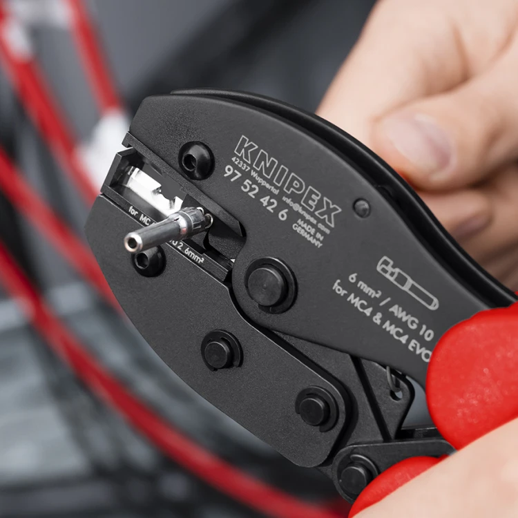 Szczypce do zagniatania łączy MC4 I MC4 EVO 2 Knipex - w użyciu 7