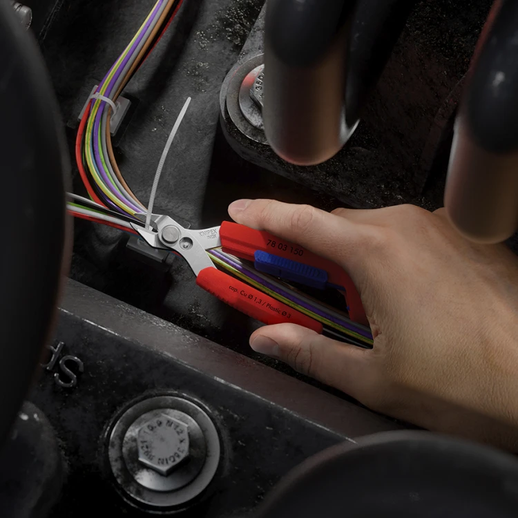 Szczypce Slim Knips do precyzyjnych prac mechanicznych Knipex 78 03 150 - podczas pracy 1