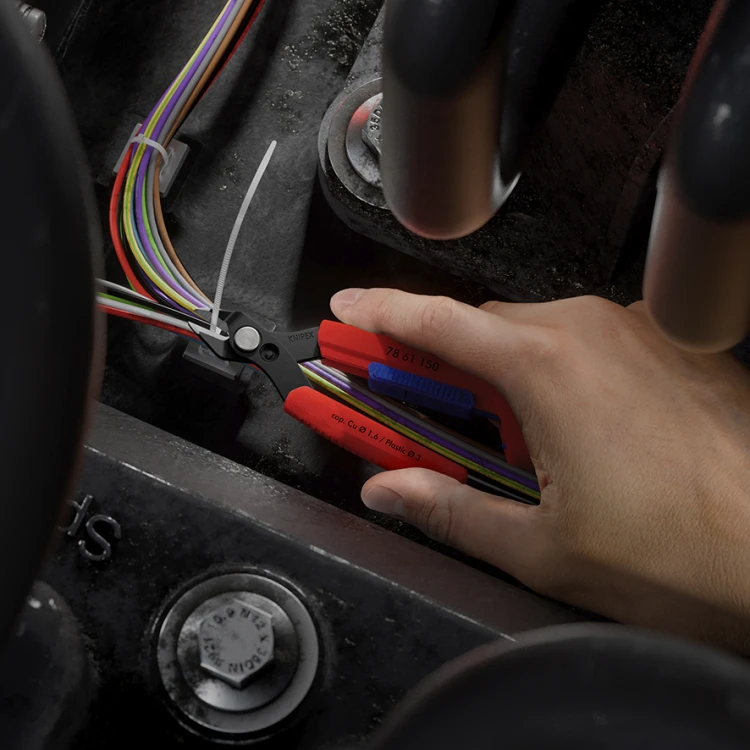 Szczypce Slim Knips do precyzyjnych prac mechanicznych Knipex 78 61 150 - podczas pracy 1