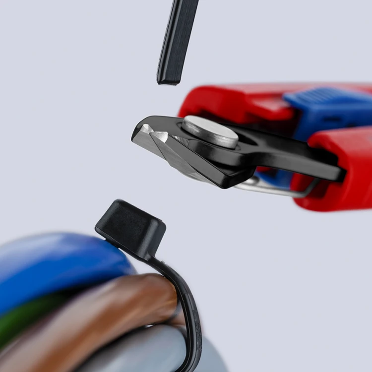 Szczypce Slim Knips do precyzyjnych prac mechanicznych Knipex 78 61 150 - w użyciu 2