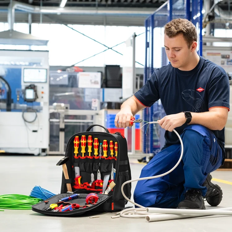 Plecak na narzędzia Modular X15 Electrical Essentials z wyposażeniem 27 części Knipex 00 21 51 HL S - w warsztacie