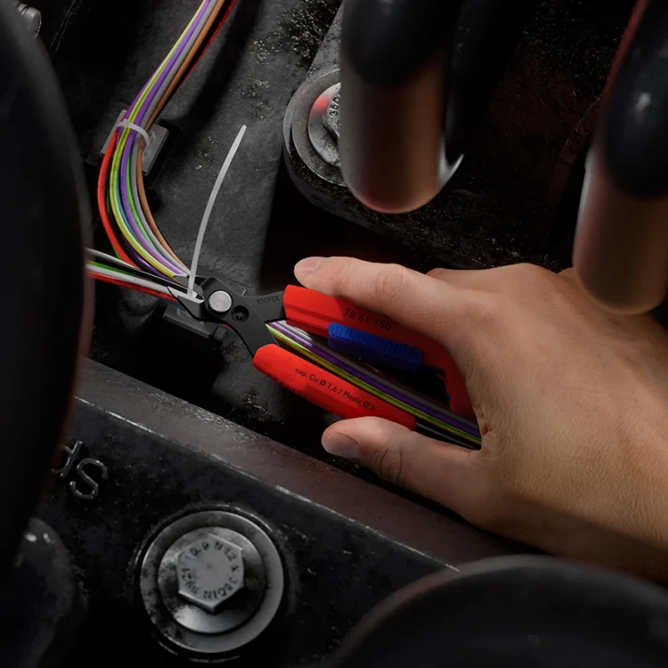 Szczypce Slim Knips do precyzyjnych prac mechanicznych Knipex 78 61 150 - podczas pracy 1