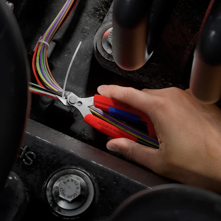 Szczypce Slim Knips do precyzyjnych prac mechanicznych Knipex 78 03 150 - podczas pracy 1