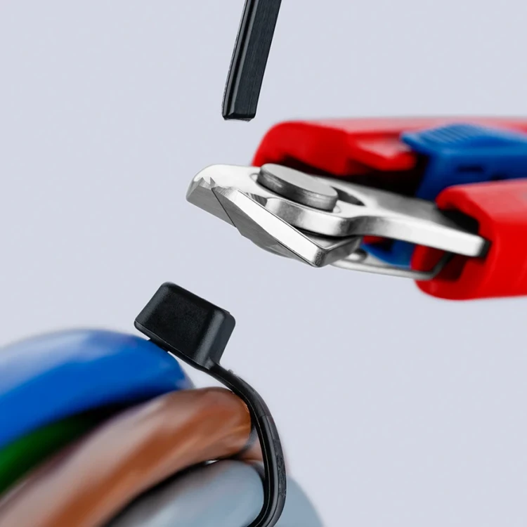 Szczypce Slim Knips do precyzyjnych prac mechanicznych Knipex 78 03 150 - w użyciu 1