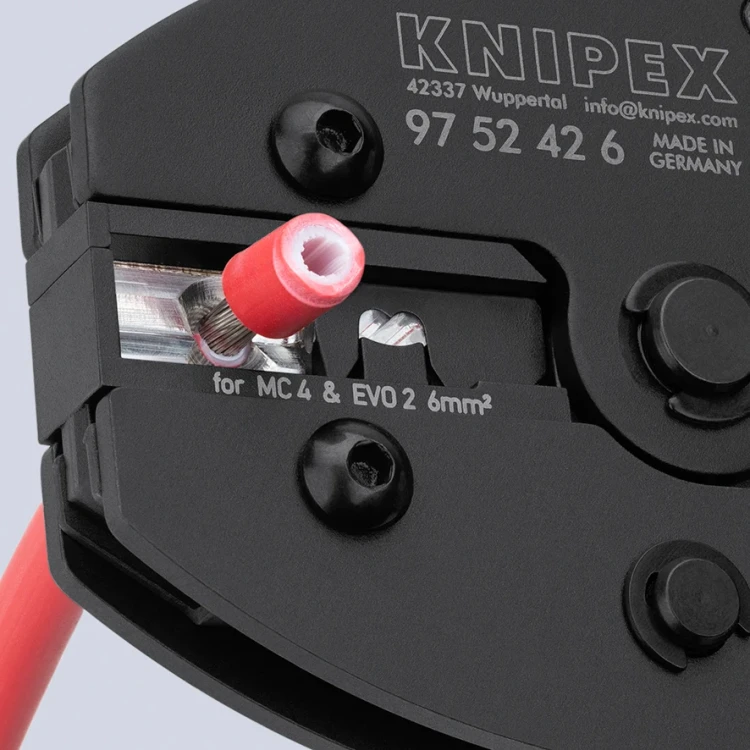 Szczypce do zagniatania złączy MC4 i MC4 EVO 2 Knipex - w użyciu 1