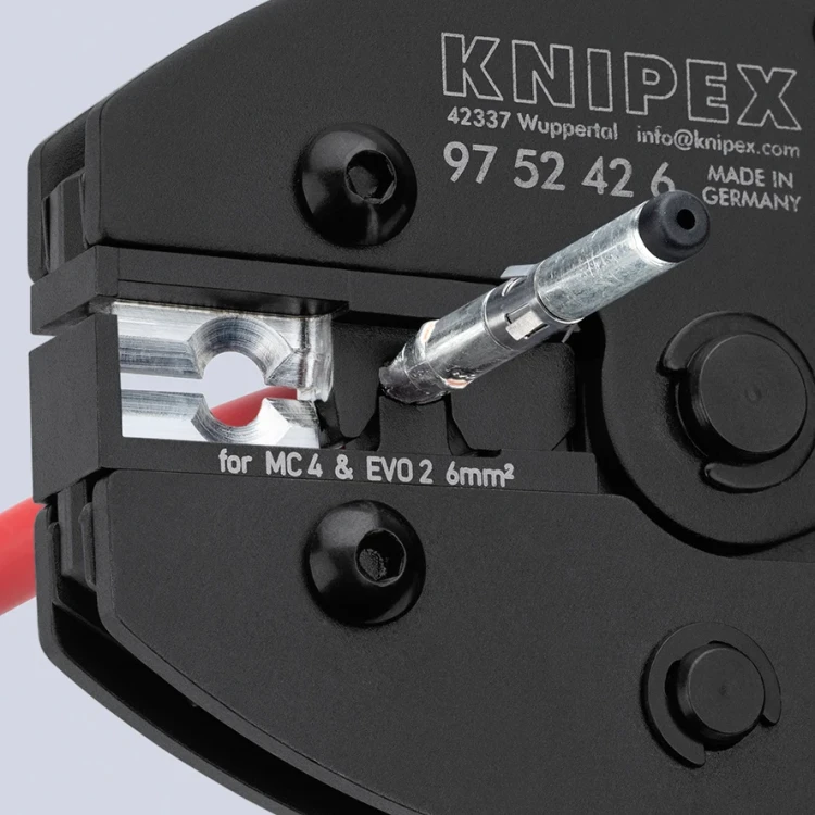 Szczypce do zagniatania złączy MC4 i MC4 EVO 2 Knipex - w użyciu 2
