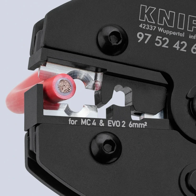 Szczypce do zagniatania złączy MC4 i MC4 EVO 2 Knipex - w użyciu 3
