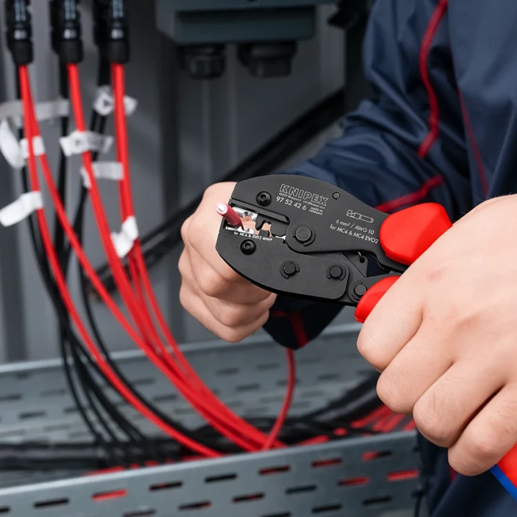 Szczypce do zagniatania złączy MC4 i MC4 EVO 2 Knipex - w użyciu 4