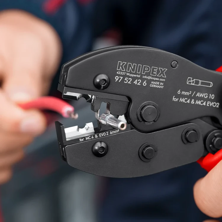 Szczypce do zagniatania złączy MC4 i MC4 EVO 2 Knipex - podczas pracy 1