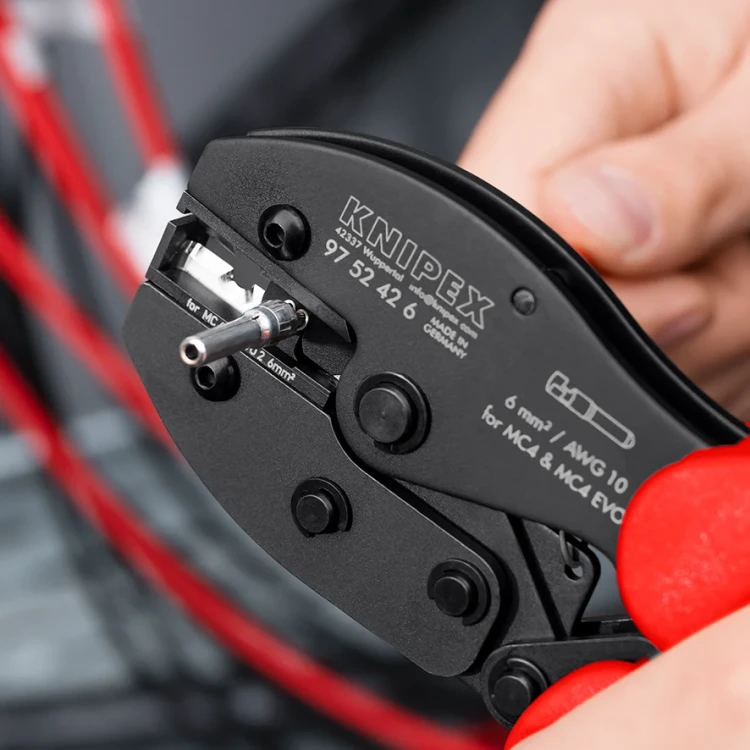 Szczypce do zagniatania złączy MC4 i MC4 EVO 2 Knipex - podczas pracy 2
