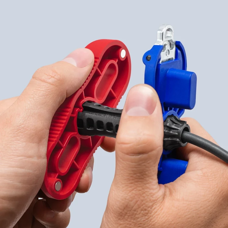 Zestaw narzędzi montażowych, do złączy fotowoltaicznych MC4/MC4 EVO 2 Knipex 97 49 66 3 - w użyciu 2