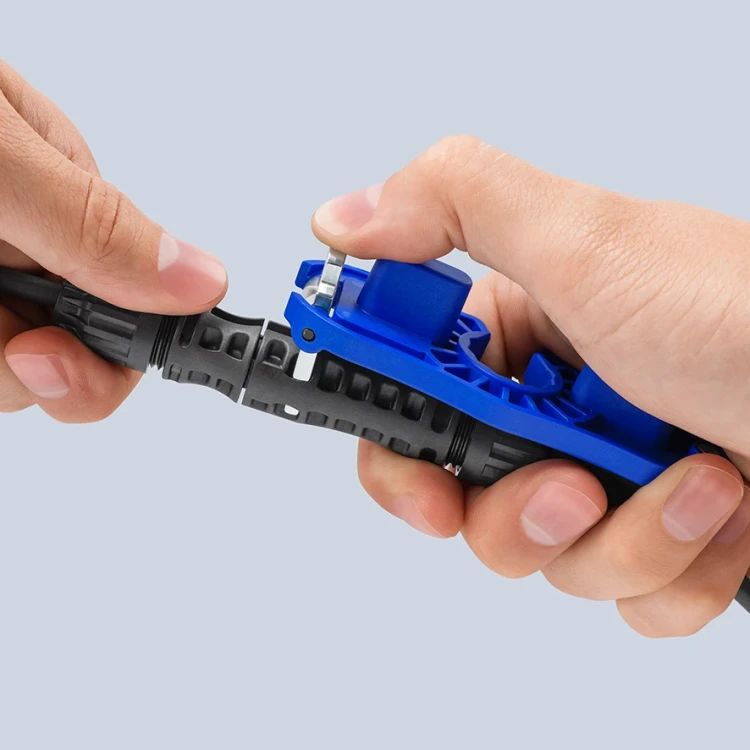 Zestaw narzędzi montażowych, do złączy fotowoltaicznych MC4/MC4 EVO 2 Knipex 97 49 66 3 - w użyciu 4