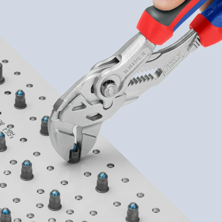 Szczypce-klucz do zagniatania kołnierzy aluminiowych Knipex - podczas pracy - 1