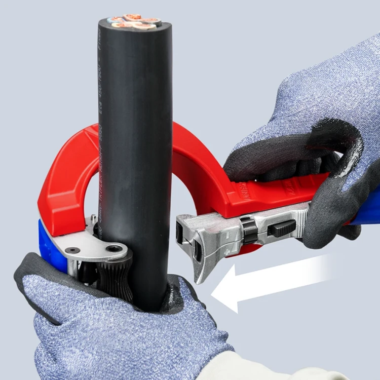 Przyrząd do usuwania zewnętrznej izolacji STX60 Knipex 16 45 220 - w użyciu 3