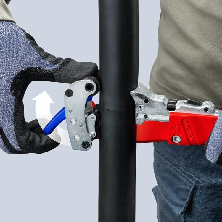 Przyrząd do usuwania zewnętrznej izolacji STX60 Knipex 16 45 220 - w użyciu 4