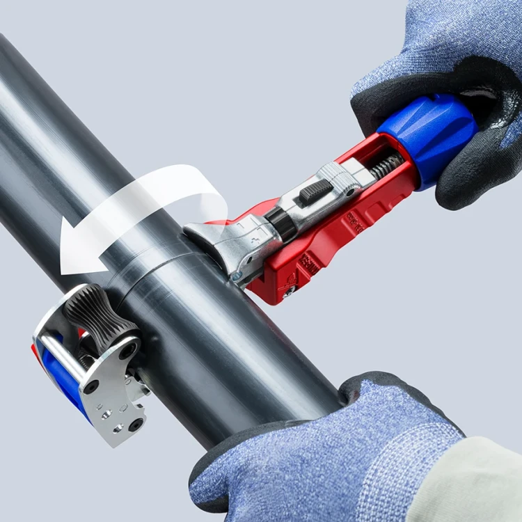 Przyrząd do usuwania zewnętrznej izolacji STX60 Knipex 16 45 220 - w użyciu 6