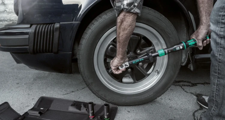 Zestaw narzędzi do wymiany kół samochodowych Click-Torque Lock C 3 Set 1 Wera - w użyciu