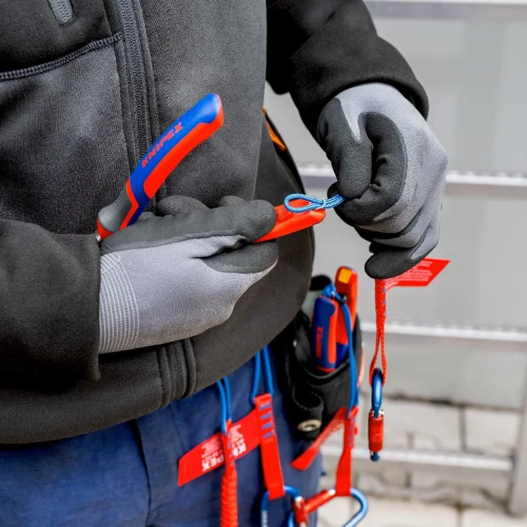 Zestaw klipsów do narzędzi TetheredTool 00 62 10 TR Knipex - w użyciu 3