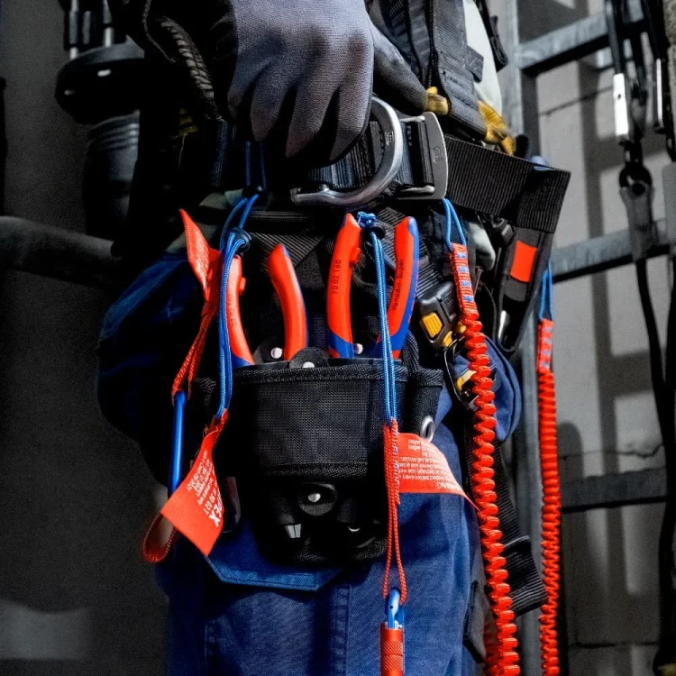 Zestaw klipsów do narzędzi TetheredTool 00 62 10 TR Knipex - w użyciu 7