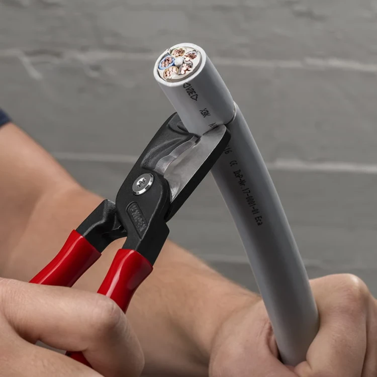 Nożyce do cięcia kabli i przewodów, PCW StepCut® XL Knipex 95 11 225 - w użyciu 2