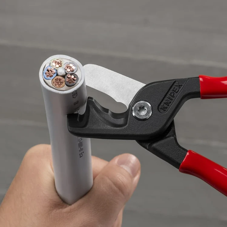 Nożyce do cięcia kabli i przewodów, PCW StepCut® XL Knipex 95 11 225 - w użyci 3