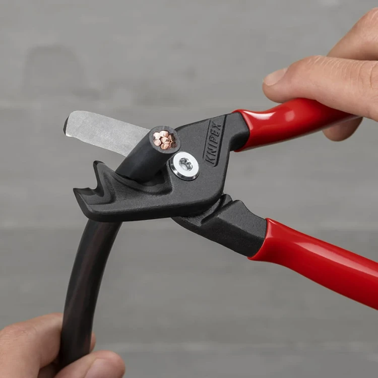 Nożyce do cięcia kabli i przewodów, PCW StepCut® XL Knipex 95 11 225 - w użyciu 5