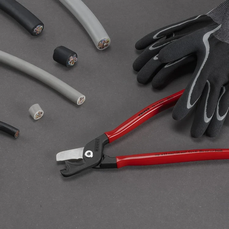 Nożyce do cięcia kabli i przewodów, PCW StepCut® XL Knipex 95 11 225 - w użyciu 7