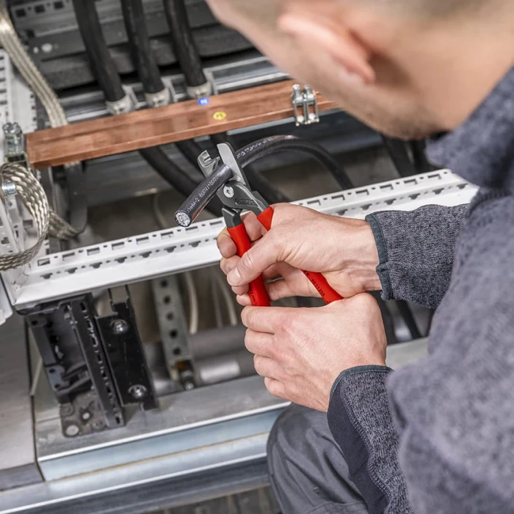 Nożyce do cięcia kabli i przewodów, PCW StepCut® XL Knipex 95 11 225 - w użyciu 8