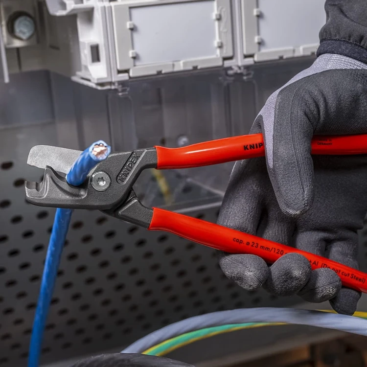 Nożyce do cięcia kabli i przewodów, PCW StepCut® XL Knipex 95 11 225 - w użyciu 9