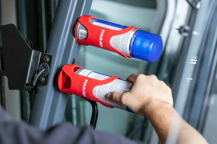 Uchwyt magnetyczny na puszki natryskowe PARA-X Magnetic Can Holder Parat 802.010-996 - w użyciu 3