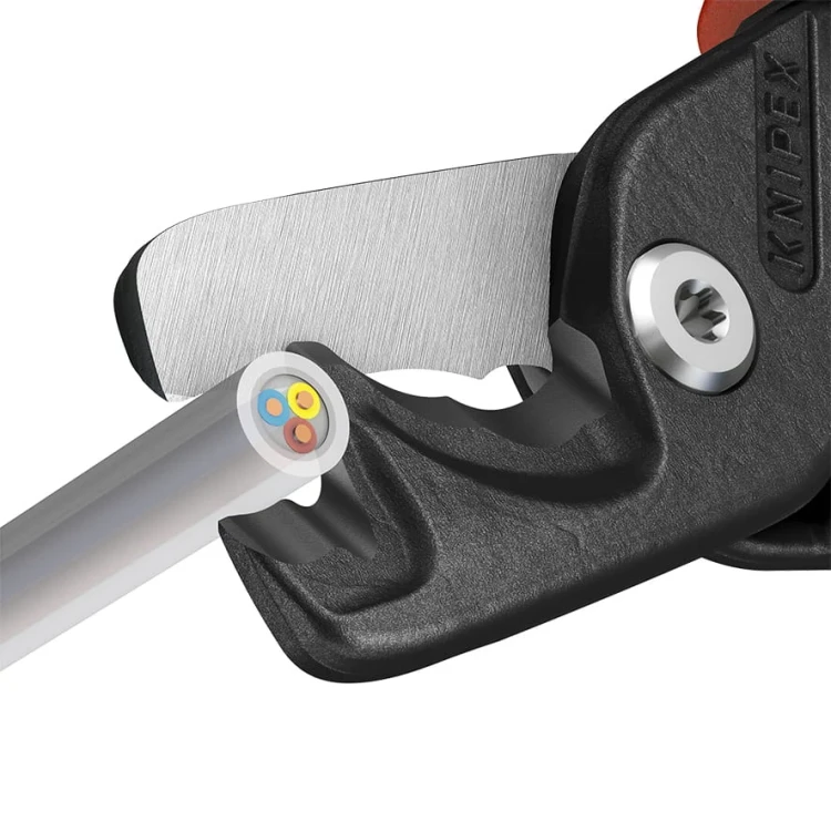 Nożyce do cięcia kabli i przewodów, rękojeści trzykomponentowe StepCut® XL Knipex 95 12 225 - w użyciu 1