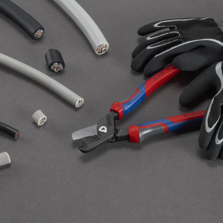 Nożyce do cięcia kabli i przewodów, rękojeści trzykomponentowe StepCut® XL Knipex 95 12 225 - 1 podczas pacy 2