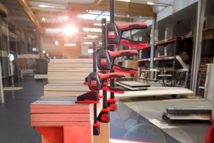 Zestaw 2 ścisków (zacisków) jednoręcznych szybkomocujących z uchwytem obrotowym 110/40 mm Bessey EZ360S-11SET- w użyciu 1