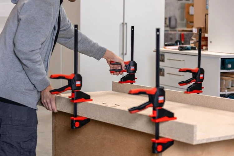 Zestaw 2 ścisków (zacisków) jednoręcznych szybkomocujących z uchwytem obrotowym 110/40 mm Bessey EZ360S-11SET - w użyciu 9