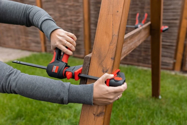 Zestaw 2 ścisków (zacisków) jednoręcznych szybkomocujących z uchwytem obrotowym 110/40 mm Bessey EZ360S-11SET - w użyciu 10