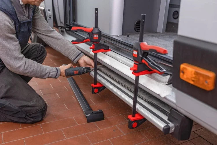 Zestaw 2 ścisków (zacisków) jednoręcznych szybkomocujących z uchwytem obrotowym 110/40 mm Bessey EZ360S-11SET - w użyciu 14