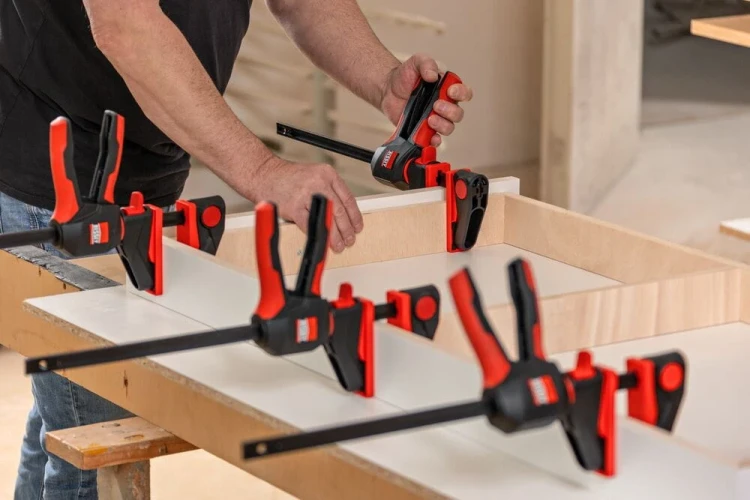 Zestaw 2 ścisków (zacisków) jednoręcznych szybkomocujących z uchwytem obrotowym 110/40 mm Bessey EZ360S-11SET - w użyciu 15