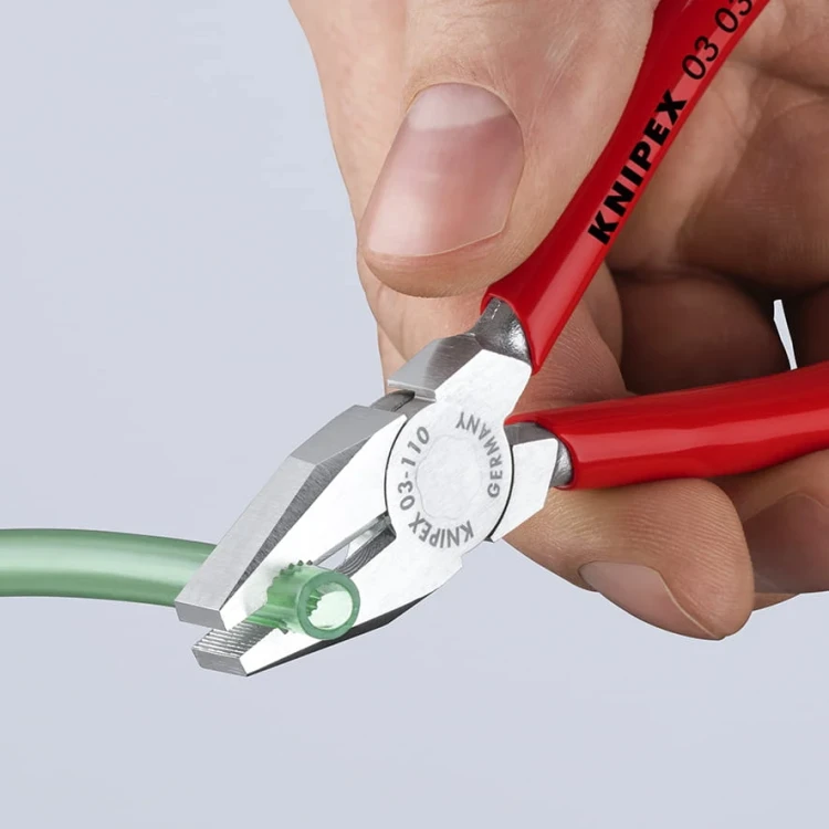 Szczypce uniwersalne miniaturowe Knipex 03 03 110 - w użyciu 1