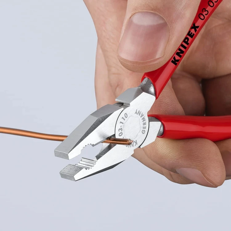 Szczypce uniwersalne miniaturowe Knipex 03 03 110 - w użyciu 2