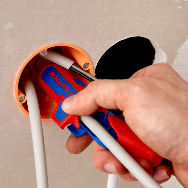 Ściągacz izolacji z przewodów instalacji fotowoltaicznej KNIPEX ErgoStrip® PV 16 95 03 SB - w użyciu 1