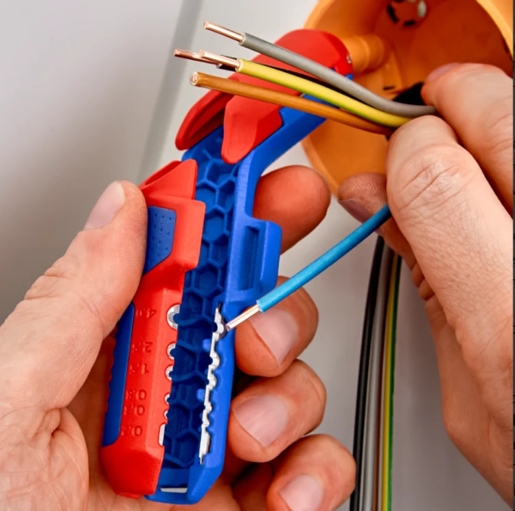 Ściągacz izolacji z przewodów instalacji fotowoltaicznej KNIPEX ErgoStrip® PV 16 95 03 SB - w użyciu 2