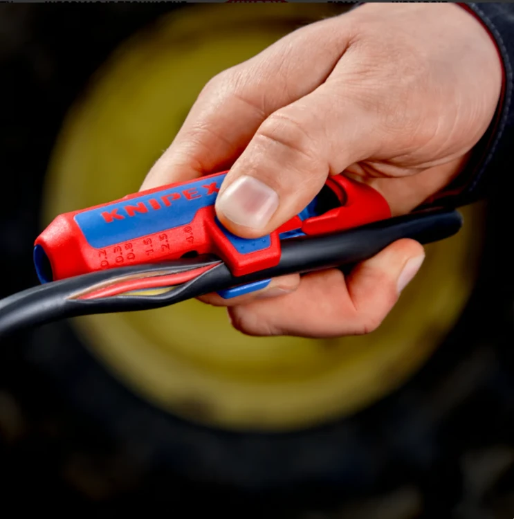 Ściągacz izolacji z przewodów instalacji fotowoltaicznej KNIPEX ErgoStrip® PV 16 95 03 SB - w użyciu 4