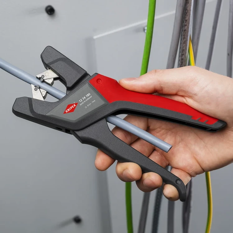 Ściągacz izolacji od 4,4 do 7,5 mm samonastawny 175 mm Knipex 12 74 180 - w użyciu 2