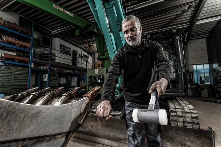 Młotek bezodrzutowy SUPERCRAFT z rękojeścią trójkomponentową Halder 3399 - podczas pracy 1
