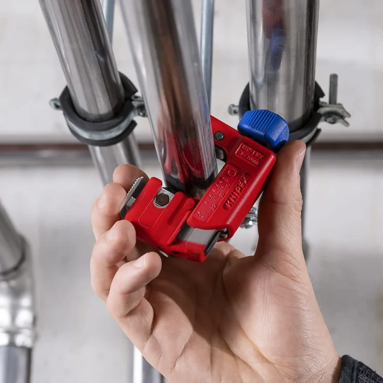 Obcinak do rur miedzianych, mosiężnych i inox 3-30 mm TubiX® Knipex 90 31 01 - podczas pracy