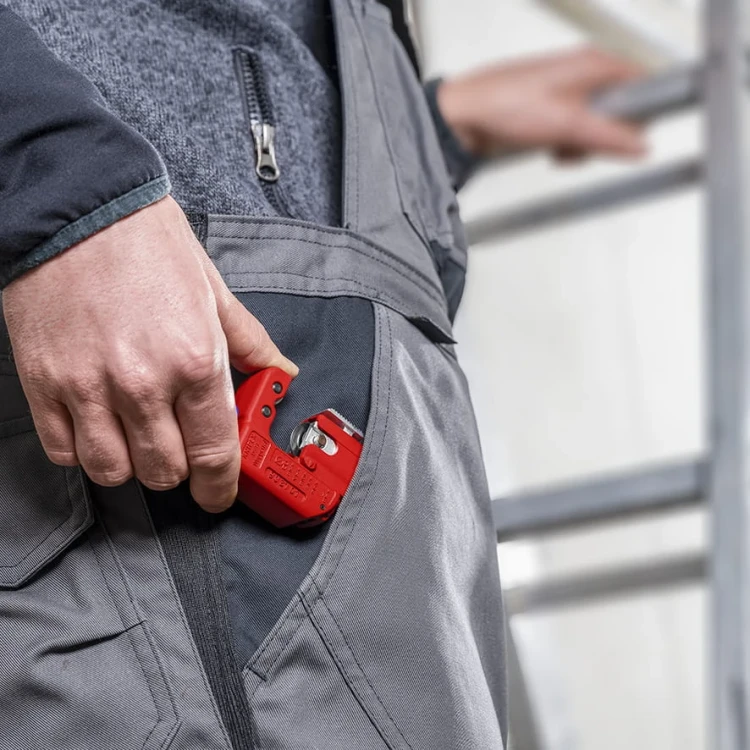 Obcinak do rur miedzianych, mosiężnych i inox 3-30 mm TubiX® Knipex 90 31 01 - kompaktowy rozmiar, łatwo mieści się w kieszeni