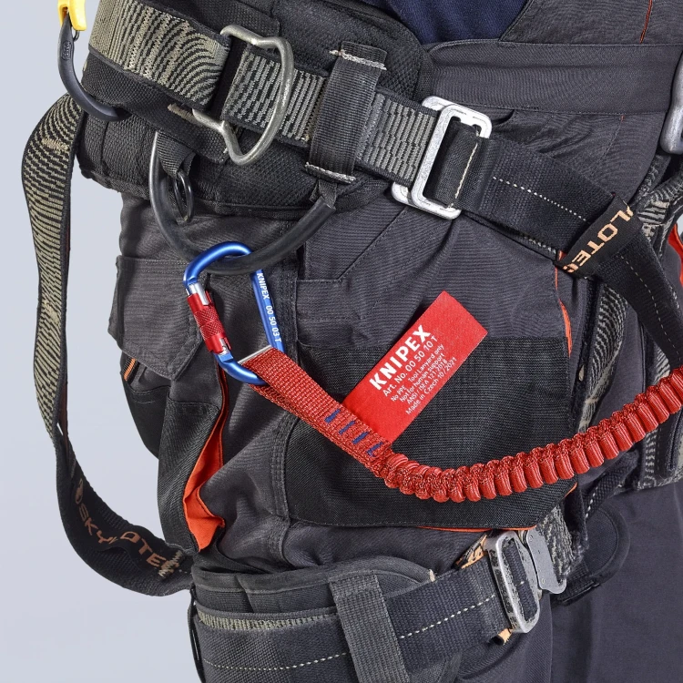 Linka zabezpieczająca z karabińczykiem Knipex 00 50 12 T BK - w użyciu 1
