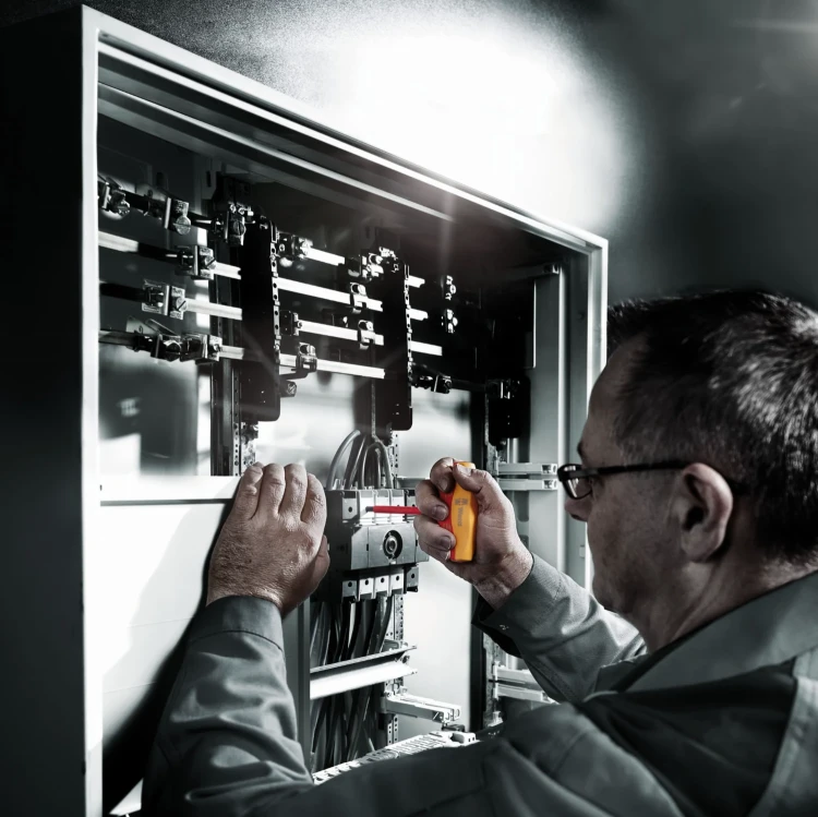 Wkrętak dynanometryczny z rękojeścią typu T Hex-Plus izolowany Wera 400 i VDE Hex - w użyciu